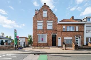 Bent u op zoek naar een woning met karakter die u volledig naar eigen smaak kunt renoveren? Dan is deze charmante woning precies wat u zoekt!Gelegen...