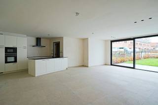 AANKOOP MOGELIJK AAN 6% BTW (op de volledige prijs)<br />Dit prachtig afgewerkt nieuwbouwappartement met 2 slaapkamers heeft een bewoonbare oppervlakte van 109 m².<br />De indeling omvat een gemeenschappelijke en privatieve inkomhal, twee slaapkamers, een badkamer, twee praktische bergingen in het appartement én een extra berging in het gemeenschappelijke gedeelte. De royale leefruimte van 51 m² vormt het hart van de woning.<br />Buiten geniet u van een aangelegd terras van 12 m² met aansluitend een zonnige tuin van 70 m², ideaal om tot rust te komen.<br />Daarnaast behoort de aankoop van een ondergrondse parkeerplaats tot de mogelijkheden.<br />Profiteer van deze kans om een nieuwbouwappartement mogelijks aan te kopen aan 6% BTW en bespaar zo tot 60.000 Euro.<br />Aarzel niet om ons te contacteren voor bijkomende informatie of een bezoek ter plaatse. <br />referentie: 4927