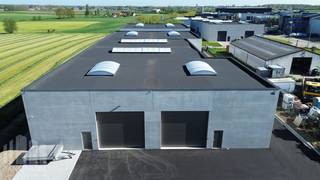 Nieuwbouw KMO-unit van 256 m² en 1 privatieve parkeerplaats te koop in Aartrijke.<br /> <br />De geïsoleerde <strong>casco magazijnruimte</strong> (brandklasse C) is opgebouwd uit een staalconstructie in combinatie met geïsoleerde gladde prebaf betonpanelen met een vrije hoogte van +/- 6 m, toegankelijk via sectionaalpoort (4,50 m B x 4,50 m H) met afzonderlijke toegangsdeur. Verder is de loods voorzien van o.a. een lichtstraat met rookluik, polybetonvloer, een regenwaterput (6.500 L) en een septische put. Aansluitingen van nutsvoorzieningen (water, elektriciteit (40A- 3 fasig 400 V), distributie, telefonie en internet) komen binnen in de unit. De <strong>voorziene oplevering is Q2 - Q3/2026</strong>. <br /><br />De unit maakt deel uit van het nieuwbouw KMO-project "<strong>LAKEBOS</strong>" bestaande uit 8 KMO-units met oppervlakte van +/- 192 m² tot 326 m² (samenvoegbaar tot grotere oppervlaktes) .<br />De dakstructuur laat het toe zonnepanelen te plaatsen (15 kg/m²). Ruime parkeer- en manoeuvreerruimte op de site.<br /><br />Uitermate goed gelegen op amper 450 m van de bedrijvige Aartrijksestraat met vlotte verbinding naar de Torhoutsesteenweg en de op- en afrit 11 Ruddervoorde van de E403.<br /><br />Contacteer <strong>PANORAMA B2B</strong> voor bijkomende (technische) inlichtingen, plannen of een vrijblijvend plaatsbezoek op het nummer <strong>050 300 800.</strong>
