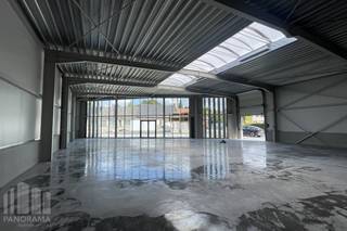 Deze nieuwe KMO- unit/showroom  van<strong> 419 m²</strong> met <strong>6 privatieve parkeerplaatsen </strong>maakt deel uit van de nieuwbouw state-of-the-art bedrijvenpark '<strong>'MG PARK ARSELA</strong>'' bestaande uit 12 KMO-units te koop, met oppervlaktes van 174 m² tot 445 m² (samenvoegbaar tot +/- 769 m²). Fantastisch gelegen langs de bedrijvige Deinsesteenweg, met een vlotte verbinding naar de E17 en E40 en een centrale ligging in Tielt.<br /><br />De casco bedrijfsruimtes (brandklasse C) hebben een vrije hoogte van 5m en worden opgebouwd uit een staalconstructie, in combinatie met een betonplint en geïsoleerde sandwichpanelen. De loodsen zijn toegankelijk via een automatische sectionale poort (4 m B x 4,2 m H). Daarnaast is elke unit uitgerust met een lichtdoorlatend rookluik, polybetonvloer en een geïsoleerd dak.  Bovendien is er aanwezigheid van een regenwaterput van 5.000 liter (per 1 of 2 units) en is het dak voorzien van een draagvermogen voor zonnepanelen: 0,15 kN/m². <br /><br />Per loods is er minstens één privatieve parkeerplaats, met daarnaast ruime parkeergelegenheid op de site. Onmiddellijk beschikbaar.<br /><br />Contacteer <strong>PANORAMA B2B</strong> voor bijkomende (technische) inlichtingen, plannen of een vrijblijvend plaatsbezoek <strong>050 300 800</strong>.