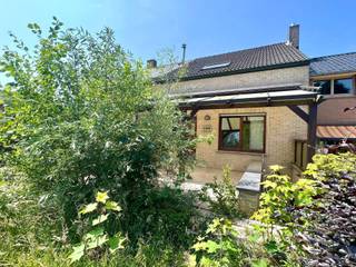 Charmante bel-etagewoning met 3 slaapkamers en 2 badkamers. Deze woning bestaat op het gelijkvloers uit een ruime inkomhal, garage, berging...