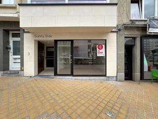 Ontdek dit aantrekkelijke, recentelijk vernieuwde handelspand te koop van 84 m², gelegen op een absolute toplocatie aan de voet van de Kursaal Oosthelling in het bruisende hart van Oostende. Dit pand geniet van een uitstekende commerciële ligging, op een boogscheut van het stadscentrum en pal naast het prestigieuze casino.Het pand is recentelijk onder handen genomen, waardoor u kunt starten in een moderne en verzorgde omgeving.Comfortabele sanitaire voorzieningen zijn reeds aanwezig.Een brede glazen vitrine van maar liefst 5 meter biedt een uitstekende visibiliteit Het pand is voorzien van radiatoren en wordt verwarmd op gas.Huurwaarborg: 3 maanden huur.Onroerende Voorheffing: Ten laste van de huurder.Dit handelspand biedt een unieke kans om uw commerciële activiteiten te ontplooien op een absolute A-locatie in Oostende. Mis deze kans niet!Bent u gecharmeerd door de mogelijkheden die dit handelspand biedt?Neem vandaag nog contact met ons op voor meer informatie of om een bezichtiging te plannen.