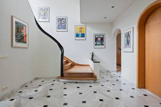 Kasteeldreef 38 - 2950 Kapellen Deze karaktervilla werd gebouwd omstreeks 1937 en is omgeven door een prachtige parktuin van ca 10.812 m²...