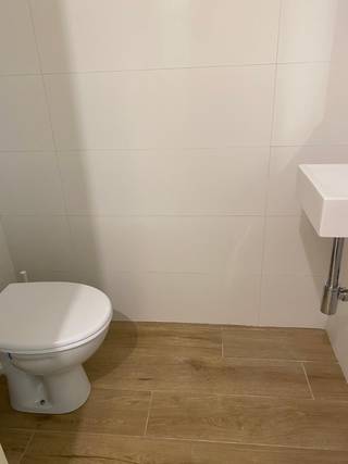 Lichtrijk ruim tweeslaapkamer appartement te huur in een rustige buurt in het centrum van Brasschaat, met parkeerplek op de oprit. Volledig nieuw gerenoveerd. 85 vierkante meter, op de eerste verdieping (van twee verdiepingen in het gebouw). Nieuwe open keuken met afwasmachine, inbouwkasten in de hal, apart toilet met lavabo, en een klein balkon aan de slaapkamers. Aansluiting wasmachine mogelijk in badkamer of in de hal. Oprit om te parkeren, en toegang tot een gedeelde garage voor fietsen en berging. EPC 124, verwarming en airconditioning op warmtepomp. Huurprijs is 985 euro, plus 25 euro vaste kosten. Beschikbaar vanaf juli 2026. <br /><br />Fotos genomen tijdens renovatie, zal volledig afgewerkt zijn voor verhuur.