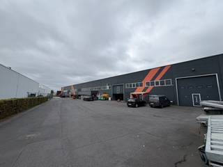 Uitstekend gelegen bedrijfsgebouw met een totale oppervlakte van 1.309 m². De magazijnruimte van 1.064 m² met 6 meter vrije hoogte beschikt over...