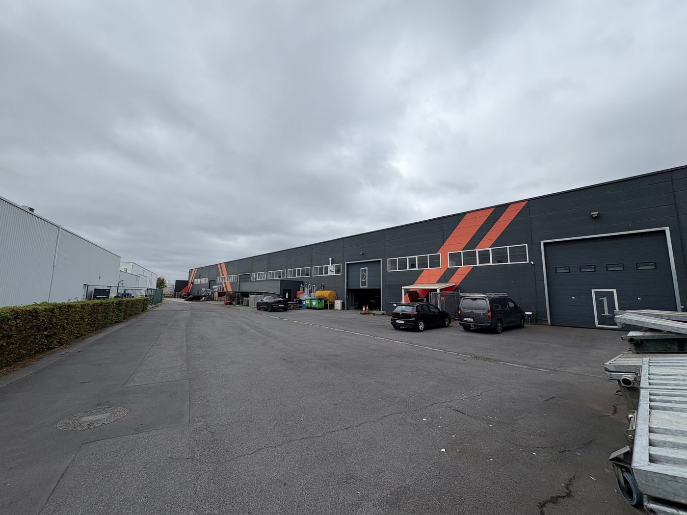 Uitstekend bereikbaar magazijn met rolbrug & kantoor vlakbij E17 Zele/Lokeren - photo 1