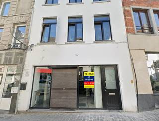 Modern handelsgelijkvloers te huur op een toplocatie in het hart van Aalst, op wandelafstand van de Grote Markt. <strong>Dit commercieel pand beschikt over een gelijkvloerse oppervlakte van ca. 100 m² en biedt tal van mogelijkheden voor diverse handelsactiviteiten.</strong> De maandelijkse huurprijs bedraagt € 1.350. Daarnaast is de onroerende voorheffing ten laste van de huurder, via een voorschot van € 220 per maand. Het pand is beschikbaar op korte termijn. Dankzij de centrale ligging bevindt u zich in de onmiddellijke omgeving van gevestigde handelszaken zoals Lotje Bakt, Bakkerij Lowie, Atelier 42 en Juwelier Zwitserland. De interieurfoto’s die momenteel worden weergegeven, zijn afkomstig van de vorige huurder en dienen louter ter illustratie van de indeling en mogelijkheden van het pand. Nieuwe foto’s van de huidige toestand volgen binnenkort. Beschikbaar: korte termijn. Benieuwd naar dit bedrijfsvastgoed te huur regio Aalst? Contacteer info@immodelestre.be of 054 33 62 52.