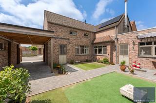 Op deze centrale ligging nabij het centrum van Maldegem vinden we deze gezellige gezinswoning terug. De woning werd in de afgelopen jaren zeer grondig gerenoveerd. <br />In de nabije omgeving geniet u van winkels, scholen, openbaar vervoer, ... op fietsafstand alsook een vlotte verbinding richting binnenland of de kust. <br /><br />De woning is ingedeeld als volgt: <br />Gelijkvloers: je komt binnen in de inkomhal die eveneens voorzien is van gastentoilet. Vervolgens komen we in de 1e keuken, deze is voorzien van een gasfornuis, dampkap, koelkast, spoelzone, arduin werkblad en berging. Aansluitend is er de gezellige zithoek, voorzien van houtkachel. Als we door gaan komen we in de 2e keuken, deze is voorzien van heel wat kastruimte, spoelzone en alle verdere aansluitingen zijn voorzien. Tot slot is er de gelijkvloerse badkamer met ruime inloopdouche en toilet, die eveneens dienst doet als wasplaats. <br />Verder is er een gelijkvloerse kamer die dienst kan doen als bureauruimte of slaapkamer waardoor volledig gelijkvloers wonen mogelijk wordt. <br /><br />Op de eerste verdieping hebben we 3 slaapkamers waarvan 1 open is tot in de nok. Verder is er nog een 2e badkamer, deze is voorzien van ligbad, toilet en lavabo. <br /><br />Buitenaanleg: onderhoudsvriendelijke tuin waar het zeer snel genieten is van het zonnetje, er is een nieuw terras alsook nieuwe paden voorzien. Verder kan er nog zelf gekozen worden om het gras in te zaaien of om met kunstgras te werken. Tot slot is er nog de carport en de afgesloten garage. De garage biedt aansluitend nog een tuinhuis/werkplaats. <br /><br />Interessant om te weten: <br />- Zonnepanelen <br />- Thuisbatterij <br />- Vernieuwde centrale verwarming (leidingen incl.) <br />- Isolerende beglazing<br />- Regenwaterput <br />- Volledig nieuwe vloeren - blauwsteen alsook keramische tegels<br />- Nieuwe sanitaire leidingen, verwarming en elektriciteit <br />- Nieuwe radiatoren <br />- Nieuwe keukens en badkamer <br /><br />Met andere woorden, deze woning is klaar voor de toekomst.<br /><br />Contacteer Bonne Vastgoed 7 op 7 voor meer info of bezoek via 050/73.73.73 of info@bonnevastgoed.be