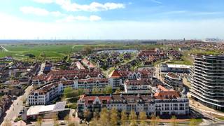 Ontdek deze zongerichte penthouse met terras in het rustige en groene Duinenwater te Knokke. Tot in de kleinste details afgewerkt en voorzien van alle hedendaags comfort, biedt dit energiezuinig appartement een unieke kans en combineert ruimte, comfort en een uitstekende ligging. <br /><br />Indeling:<br />inkomhall met vestiaire en gastentoilet, ruime, lichtrijke woonkamer met aansluitend terras vooraan, uitgeruste keuken met aansluitend praktische berging/wasplaats. <br />Op de bovenverdieping bevindt zich een nachthall met toilet, twee slaapkamers met ingemaakte kasten en een badkamer. <br /><br />Fietsenstalling en vuilnislokaal.<br /><br />Mogelijkheid tot garagebox in het gebouw.<br /><br />Duinenwater is de afgelopen jaren uitgegroeid tot een nieuw stadsdeel van Knokke-Heist. Hier woont u in alle rust, terwijl u tegelijkertijd profiteert van de nabijheid van de Zeedijk, het strand en het bruisende commerciële centrum, die allemaal op wandelafstand liggen. Bovendien zijn alle denkbare voorzieningen direct beschikbaar in de wijk.<br /><br />Bezoeken? Graag na afspraak met Avantimmo op het nummer 050 62 50 55