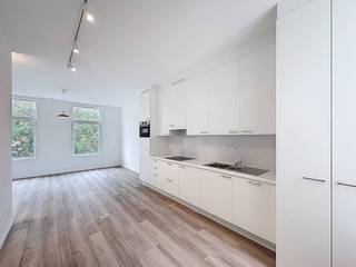 Dit appartement te huur bevindt zich in de Napelsstraat, midden in een bruisende buurt in Antwerpen. Je wandelt zo naar het trendy Eilandje en het historische centrum, waar je talloze winkels, restaurants en culturele hotspots vindt. Het is de ideale uitvalsbasis om te genieten van alles wat de stad te bieden heeft.Indeling:- open leefruimte- open keuken voorzien van alle comfort- hal met trap naar slaapgedeelte- badkamer met toilet, enkele lavabo en inloopdouche- slaapkamerExtra troeven: - uitstekende ligging- natuurlijke lichtinval- gerenoveerd- lage gemeenschappelijke kosten- kleinschalig gebouw- goed EPC label B- uitstekende mobiscore: 9,3/10Beschikbaar vanaf 01/09.De maandelijkse vaste kosten bedragen 15 euro per maand voor de kosten van de gemene delen.Bent u geïnteresseerd in dit appartement te huur te Antwerpen?Aarzel dan niet om een bezoekaanvraag in te dienen via onze website via de daar voorziene rode balk.Wenst u uw eigendom ook te koop of te huur te stellen? We helpen u graag verder. Steeds tot uw dienst om u verder te helpen met al uw vragen over vastgoed.