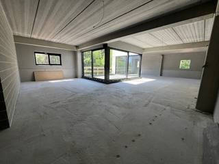 Momenteel casco kantoorruimte (ca 180 m²) met terras (ca 20 m²), gesitueerd op de eerste verdieping van een recente industriebouw in het kloppend hart van ondernemend Gavere (zijnde het industrieterrein Legen Heirweg).<br /><br />De eigendom kan casco gehuurd worden aan € 725/maand.<br />De verdere afwerking kan eveneens gebeuren in overleg tussen huurder en verhuurder, mits correctie van de hogervermelde huurprijs. <br /><br />Parkeerplaatsen ter beschikking aan het gebouw. <br />Sanitair is eveneens ter beschikking en bevindt zich op het gelijkvloers. <br /><br />PS: Render louter ter visualisatie van de mogelijke inrichting.