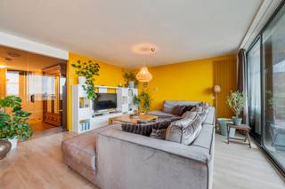 [[ DIT PAND NEEMT DEEL AAN DE ERA OPEN HUIZEN DAG OP 6/12 VAN 16:00 TOT 17:00 ]]
<p><strong>Ruim appartement met 3 slaapkamers, 2 terrassen en ondergrondse staanplaats nabij centrum Sint-Niklaas</strong></p>

<p>Op een <strong>gunstige locatie vlak bij het centrum van Sint-Niklaas</strong> bevindt zich dit <strong>ruim appartement</strong> dat uitblinkt door zijn <strong>grote bewoonbare oppervlakte</strong>, <strong>zeer royale leefruimte met open keuken</strong>, <strong>drie volwaardige slaapkamers</strong>, én de <strong>extra troeven van twee bergplaatsen en een ondergrondse staanplaats</strong>.</p>

<p>Gelegen op de <strong>vijfde verdieping</strong> verwelkomt de <strong>inkomhal (9m²)</strong> je met een <strong>apart gastentoilet (2m²)</strong>. Aan de rechterzijde bevindt zich de <strong>zeer ruime en lichtrijke leefruimte (45m²)</strong> met <strong>volledig uitgeruste open keuken</strong>, voorzien van <strong>kookplaat, oven en tal van ingemaakte kasten</strong>. Dankzij de <strong>twee zuidgerichte terrassen</strong> geniet je hier de hele dag van een <strong>prachtige lichtinval en een zonnige buitenruimte</strong>, perfect voor een gezellige koffiepauze of aperitiefmoment.</p>

<p>Aan de linkerzijde van de inkomhal leidt de <strong>nachthal (8m²)</strong> naar de <strong>drie slaapkamers (17-12-11m²)</strong>, waarvan één slaapkamer bovendien beschikt over een <strong>eigen terras</strong>.</p>

<p>Tot slot zijn er nog <strong>twee aparte bergplaatsen</strong> én een <strong>ondergrondse staanplaats</strong>, wat dit appartement niet enkel <strong>comfortabel maar ook uiterst praktisch</strong> maakt. Dit is verplicht bij het appartement aan te kopen voor 25.000 EUR. </p>

<p>Een <strong>ideale woonst voor wie ruimte, licht en functionaliteit wil combineren op een toplocatie dichtbij het centrum!</strong></p>