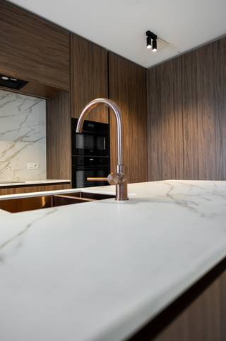 Residentie Luppen: kleinschalig renovatieproject nabij het Groen Kwartier<br /><br />Nabij het Groen Kwartier bevindt zich dit kleinschalig renovatieproject, op wandelafstand van scholen, winkels, openbaar vervoer en sfeervolle horecazaken. <br />Dit hippe project omvat 6 appartementen en 1 penthouse, met verschillende indelingen en keuze uit 1 of 2 slaapkamers, met oppervlaktes variërend van 50 tot 80 m². Elk appartement beschikt over een aangenaam, zuidgericht terras met uitzicht op het woonerf De Confiserie.<br /><br />De appartementen worden afgewerkt met kwalitatieve en duurzame materialen en zijn energiezuinig (zonnepanelen, vloerverwarming, ventilatiesysteem). Bovendien zijn alle appartementen volledig geschilderd en dus onmiddellijk instapklaar.<br /><br />Info en verkoop:<br />De verkoop geschiedt onder BTW op het constructieaandeel en registratierechten op het grondaandeel.<br />De aankoop van een kelderberging is verplicht (prijzen vanaf 4.500, exclusief aankoopkosten).<br />Optioneel kan er een ondergrondse autostaanplaats worden aangekocht.<br />Voor meer info: bel Karin op 0486/97 84 27 of mail karin@reds.be