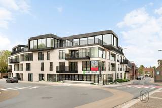 Op de hoek van de Kortrijkstraat en de Harelbeekstraat, vind je residentie Sint-Amandus: een prachtig nieuwbouwproject met 23 appartementen en 2 handelsruimtes. - Reeds 50% verkocht! - Dankzij de centrale ligging vlak bij de markt geniet je hier van alle voorzieningen binnen handbereik – van bakker en slager tot gezellige eetgelegenheden en winkels.<br /><br />De appartementen zijn ruim, licht en afgewerkt met duurzame kwaliteitsmaterialen. Grote raampartijen zorgen voor overvloedig daglicht en geven uit op een prachtige, groene binnentuin. De zonnige terrassen (tot wel 36 m²) bieden een heerlijke plek om te ontspannen met zicht op deze oase van rust.<br /><br /><br />Enkele sterke troeven:<br />- afwerking volledig naar eigen smaak en voorkeur<br />- energiezuinig en duurzaam<br />- mogelijkheid tot aankoop van een ondergrondse autostaanplaats met laadpunt<br />- winkels en faciliteiten op wandelafstand<br />- prachtige binnentuin als groene long<br /><br />✨ Bovendien kan je bij aankoop van dit appartement genieten van het verlaagde btw-tarief van 6% – een unieke kans om betaalbaar te investeren in kwalitatief wonen!<br /><br />Reserveer nu één van de laatste plaatsen:<br />📞 Guido – 0475 70 36 19