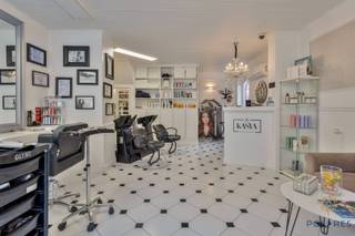 Dit investeringspand bevindt zich in het centrum van Sterrebeek op een drukke winkelstraat met veel passage.<br /><br />Het pand bestaat uit een kapperszaak op het gelijkvloers met een 2 slaapkamer, duplex appartement erboven, alsook een achtergelegen appartement met twee slaapkamers. Alle units beschikken over een aparte ingang, gemeenschappelijke tellers en tussentellers om het verbruik te meten.<br /><br />De indeling:<br />Gelijkvloerse handelsruimte, gemeenschappelijke inkomhal en technische ruimte, toegang tot het bovengelegen appartement. Op de eerste verdieping een ruime leefruimte met eetkamer en een aparte keuken. De verdieping daarboven vinden we dan 2 slaapkamers en een badkamer.<br />Het appartement achteraan bestaat op het gelijkvloers uit een leefruimte met keuken en aparte WC en boven uit 2 slaapkamers en een badkamer.<br /><br />Het geheel is volledig vergund. Momenteel is het bovenste appartement en de handelszaak verhuurd voor €800 per stuk, het appartement wordt door de eigenaar gebruikt maar kan ook voor €800 verhuurd worden, voor een totaal van €2400 potentiële huur per maand.<br />Er is een kleine oprit rechts van het pand, waarop een recht van doorgang rust voor het achtergelegen pand.<br /><br />Bent u op zoek naar een goed renderende investering in Sterrebeek?<br /><br />Neem vandaag nog contact met ons op voor een bezoek ter plaatse.