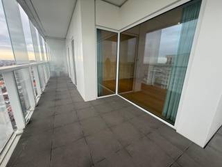 <p>Quares - Group TREVI presenteert :<br />Ontdek dit stijlvolle en lichtrijke 2-slaapkamerappartement met een warm parketvloer en een open keuken. De keuken is uitgerust met een ingebouwde vaatwasser, koelkast, microgolfoven en een inductiekookplaat.<br /><br />Dankzij de grote raampartijen geniet je van overvloedig natuurlijk licht en directe toegang tot het ruime terras, waar een adembenemend panoramisch uitzicht over Antwerpen op je wacht. Daarnaast beschikt het appartement over een praktische opbergruimte met aansluiting voor een wasmachine en droogkast.<br /><br />Een ideale woonplek voor wie houdt van modern comfort, rust en een uniek uitzicht.<br /><br />Huurprijs: €925<br />Vaste kosten: €110 voor verwarming en onderhoud gemene delen<br />Niet inbegrepen: water, elektriciteit en internet<br /><strong>Optioneel: </strong>Ondergrondse parkeerplaats voor €100/maand<br /><br />Interesse? Vul dan snel je gegevens in!</p>