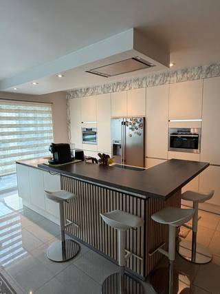 Instapklare gerenoveerde woning op toplocatie in Roeselare<br />Volledig gerenoveerd in 2011, met een bewoonbare oppervlakte van 254 m² op een perceel van 290 m². Op wandelafstand van het stadscentrum van Roeselare en vlakbij het Sint-Sebastiaanspark.<br /><br />Ligging<br />Toplocatie in de Diksmuidsesteenweg. Het bruisende centrum van Roeselare met winkels, horeca en voorzieningen ligt op wandelafstand. Het groene Sint-Sebastiaanspark vind je in de buurt voor een ontspannen wandeling of sportieve uitloop. Vlotte verbinding met de invalswegen.<br /><br />Indeling<br />Gelijkvloers: inkomhal, inpandige garage met automatische poort, lichtrijke leefruimte met zithoek en moderne keuken met centraal eiland en kwalitatieve inbouwapparatuur. Toegang tot het achterliggende terras.<br />Eerste verdieping: twee ruime slaapkamers en een badkamer met ligbad.<br />Tweede verdieping: derde slaapkamer met veel natuurlijk lichtinval dankzij de dakvensters.<br />Zolder: extra ruimte met de mogelijkheid om in te richten als vierde slaapkamer, bureau of hobbyruimte.<br /><br />Troeven<br />Volledig gerenoveerd in 2011, instapklaar<br />EPC-label B (186 kWh/m²jaar)<br />Gasverwarming<br />Inpandige garage<br />Aangenaam terras achteraan<br />Toplocatie op wandelafstand van centrum en park<br />Uitbreidbaar tot 4 slaapkamers dankzij inrichtbare zolder<br /><br />Interesse? Contacteer ons voor een bezoek ter plaatse.<br />0486937382 - 0486827670