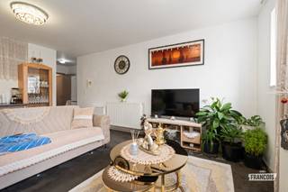 Nabij het centrum van Oostende bevindt zich dit appartement in een jonge residentie. Het pand is op heden verhuurd via de sociale dienst van stad Oostende waardoor de huurinkomsten gegarandeerd zijn. <br /><br />De verkoop geschiedt onder de fiscale constructie van erfpacht. <br /><br />Het pand is logisch ingedeeld met een inkomhal die de ruimtes verbindt. Voorts is er een leefkamer met kookhoek; de badkamer met douche, toilet en lavabo; een ruime slaaphoek en tot slot nog een praktische berging met aansluiting voor een wasmachine. <br /><br />Bent u op zoek naar een interessante investering met een goed rendement? <br /><br />Aarzel dan niet en neem contact op voor meer info of een afspraak. <br /><br />