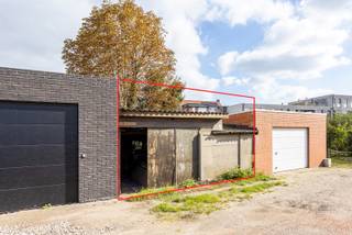 Deze charmante woning biedt heel wat potentieel voor wie op zoek is naar een renovatieproject op een centrale locatie in Kapellen. Gelegen in...