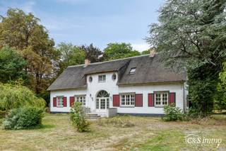 Deze karaktervolle villa met een bewoonbare oppervlakte van maar liefst 300 m² is gelegen op een uitzonderlijk perceel van 2600 m², vlak aan het park van Brasschaat, Elshout en op wandelafstand van het gezellige centrum. Doordat de woning achteraan op het terrein ligt, geniet u hier van volledige rust en privacy.<br />De eigendom biedt bovendien heel wat mogelijkheden naar uitbreiding, praktijk, opsplitsing, afbraak of verkaveling behoren allemaal tot de opties. Belangrijke vernieuwingen zijn reeds uitgevoerd, waaronder een volledig vernieuwd dak, nieuwe riolering en conforme elektriciteit.<br />Het linkergedeelte van de villa is momenteel verhuurd en omvat een inkomhal (ca.16 m²), lichtrijke woonkamer (ca.35 m²), keuken (ca.12 m²), badkamer (ca.6 m²) en twee slaapkamers (ca.14 m² en 16 m²). In het rechtergedeelte bevinden zich een sfeervolle eetkamer (ca.16 m²), keuken (ca.16 m²), bijkeuken (ca.9 m²), ruime hal (ca.24 m²) en woonkamer (ca.20 m²). Op de bovenverdieping treft u nog twee royale slaapkamers (ca.21 m² en 35 m²) waarvan driekamers gemaakt kunnen worden en twee badkamers (elk ca.3 m²). De villa is voorzien van centrale verwarming op gas, PVC-ramen met dubbele beglazing en beschikt over aangelegde terrassen aan zowel de voor- als achterzijde, met aansluitend een garage en een grote tuin die uitnodigt tot genieten.<br />EPC-score: D — geen renovatieverplichting.