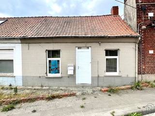 Jolie maison – idéale comme première habitation ou investissement intéressant. Disposition: agréable séjour avec cuisine ouverte, une chambre et...