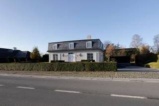 Prachtige klassieke villa met loods en tal van mogelijkheden te TieltLangs de Wakkensesteenweg, met achteraan een uitweg naar de Bossakkerstraat,...