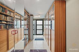 Journées portes ouvertes vendredi 05/06 et 09/06 - inscrivez-vous via www.polares.eu<br /><br />Ce bien immobilier de rapport intéressant à Wemmel offre de nombreuses possibilités et est idéal pour ceux qui recherchent un investissement avec potentiel.<br /><br />La maison d'origine a été divisée en 3 unités d'habitation, dont 2 sont autorisées, et dispose de compteurs d'eau, de gaz et d'électricité séparés par unité.<br /><br />Au rez-de-chaussée, il y a un hall d'entrée spacieux, un garage intégré et un espace polyvalent avec cuisine et salle de bains. L'appartement au premier étage comprend un grand salon, une cuisine attenante, 2 chambres, une salle de bains et des toilettes séparées. De plus, depuis la terrasse à cet étage, vous avez un accès direct au jardin orienté sud avec chalet de jardin, un bel atout supplémentaire de la propriété. Actuellement, le rez-de-chaussée et l'appartement au premier étage sont loués ensemble comme un tout.<br /><br />Le deuxième étage a une disposition similaire avec deux chambres, un salon, une cuisine, une salle de bains et des toilettes. Au dernier étage, il y a un studio (non autorisé) avec cuisine équipée et salle de bains.<br /><br />En plus du garage intégré, la propriété dispose également d'une allée avec 2 places de parking, offrant un confort supplémentaire aux résidents et aux visiteurs.<br /><br />Grâce aux bonnes performances énergétiques (B et C), il s'agit d'un investissement intéressant avec des perspectives d'avenir. De plus, il est situé dans un quartier résidentiel proche du centre de Wemmel, avec des commerces, des écoles et des transports en commun à proximité immédiate. Grâce à la connexion facile à la Ring et à Bruxelles, et à la proximité de l'Hôpital Universitaire de Jette, cet emplacement bénéficie d'une excellente accessibilité.<br /><br />Les revenus locatifs actuels de 1 705 € par mois offrent encore des possibilités d'optimisation à long terme.<br /><br />Inscrivez-vous à notre journée de visite le 05/06 ou 09/06 via www.polares.eu ou contactez-nous à elke@polares.eu pour plus d'informations !
