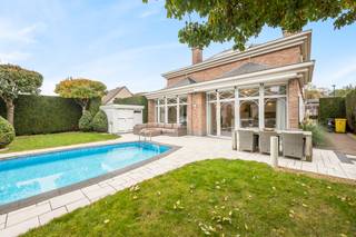strong>Karaktervolle pastoriewoning met Art Deco accenten en zwembad in groene, rustige wijk van BornemDeze open bebouwing uit 1998 in Franse...