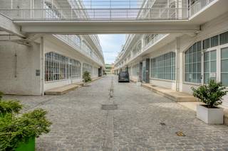Het kantoor is gelegen op een zeer strategische en vlot bereikbare locatie op de grens van Vilvoorde en Brussel. Dankzij de nabijheid van de Ring (R0), de E19 en uitstekende openbaarvervoersverbindingen reizen zowel uw medewerkers als klanten moeiteloos van en naar de werkplek. In de directe omgeving vindt u tal van faciliteiten (lunchplekken, winkels en groenzones) die bijdragen aan een dynamische en prettige werkdag.<br /><br />Troeven van het pand:<br />- Uiterst energiezuinig (EPC Label A): Volledig klaar voor de toekomst dankzij een uitstekende energetische score.<br />- Conforme elektrische installatie: Zorgeloos intrekken zonder extra keuringskosten.<br />- Aangename en complete indeling: Ruime en flexibel in te delen werkruimtes (open space, directiekantoor, vergaderzalen,...), sanitaire voorzieningen en een keuken.<br />- Modern comfort: Uitgerust met warmtepompen (verwarming & koeling) en efficiënte verlichting<br /><br />Op de gelijkvloerse verdieping bevinden zich eveneens 10 autostaanplaatsen met 4 laadpalen en 2 bergruimtes.<br /><br />Interesse om deze topruimte te bezichtigen?<br />Neem vandaag nog contact met ons op voor een afspraak of meer informatie!<br /><br />Bestuursmaatregelen in het maatregelenregister: nee