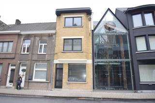 Deze tof en geriefelijke ingerichte woning is gelegen pal in het centrum van Roeselare, vlakbij de Kleine Bassin en het Moermanpark, op een...