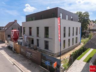 Exclusief woonproject in het centrum van Zandhoven:<br /><br />Voor wie ruim en luxueus wil wonen in de dorpskern, bieden wij dit nieuwbouwproject, Residentie Bruyneel, aan. Deze residentie combineert moderne luxe met functioneel design. Gelegen in het pittoreske Zandhoven, biedt dit project exclusieve woongelegenheid met hoogwaardige afwerking.<br /><br />Deze stijlvolle residentie telt 4 ruime luxe-appartementen en 1 exclusief dakappartement, telkens met een ruim zuid-gericht terras. De appartementen op het gelijkvloers hebben bovendien een mooie privatieve tuin. Achteraan het perceel zijn ruime privatieve autostaanplaatsen (2 per appartement waarvan 1 overdekt). Daar is ook een gemeenschappelijke fietsenberging voorzien. Ondergronds zijn er privatieve kelders. De aankoop van de autostaanplaatsen en een kelder is verplicht bij de aankoop van een appartement. <br /><br />Dit project is een realisatie van Struyf Building van Zandhoven, een gekend bedrijf die in de regio tal van referenties kan voorleggen. Het ontwerp is van de hand van architectenbureau Studio Noord, die andermaal voor een doordachte en stijlvolle architectuur hebben gezorgd. Elk appartement heeft ruime afwerkingsbudgetten en is uiteraard energiezuinig dmv het gebruik van een lucht-water warmtepomp, in combinatie met zonnepanelen. Het E-peil van deze appartementen ligt onder 20! <br /><br />De verkoop geschiedt onder BTW op de constructies (aankoop aan 6% BTW mogelijk, vraag naar de voorwaarden) en registratierechten op grondaandeel. Geen voorafgaande betalingen-volledige betaling bij oplevering van het appartement! Voor meer info of een verkennend gesprek, contacteer Karin 0486/97 84 27 of karin@reds.be.