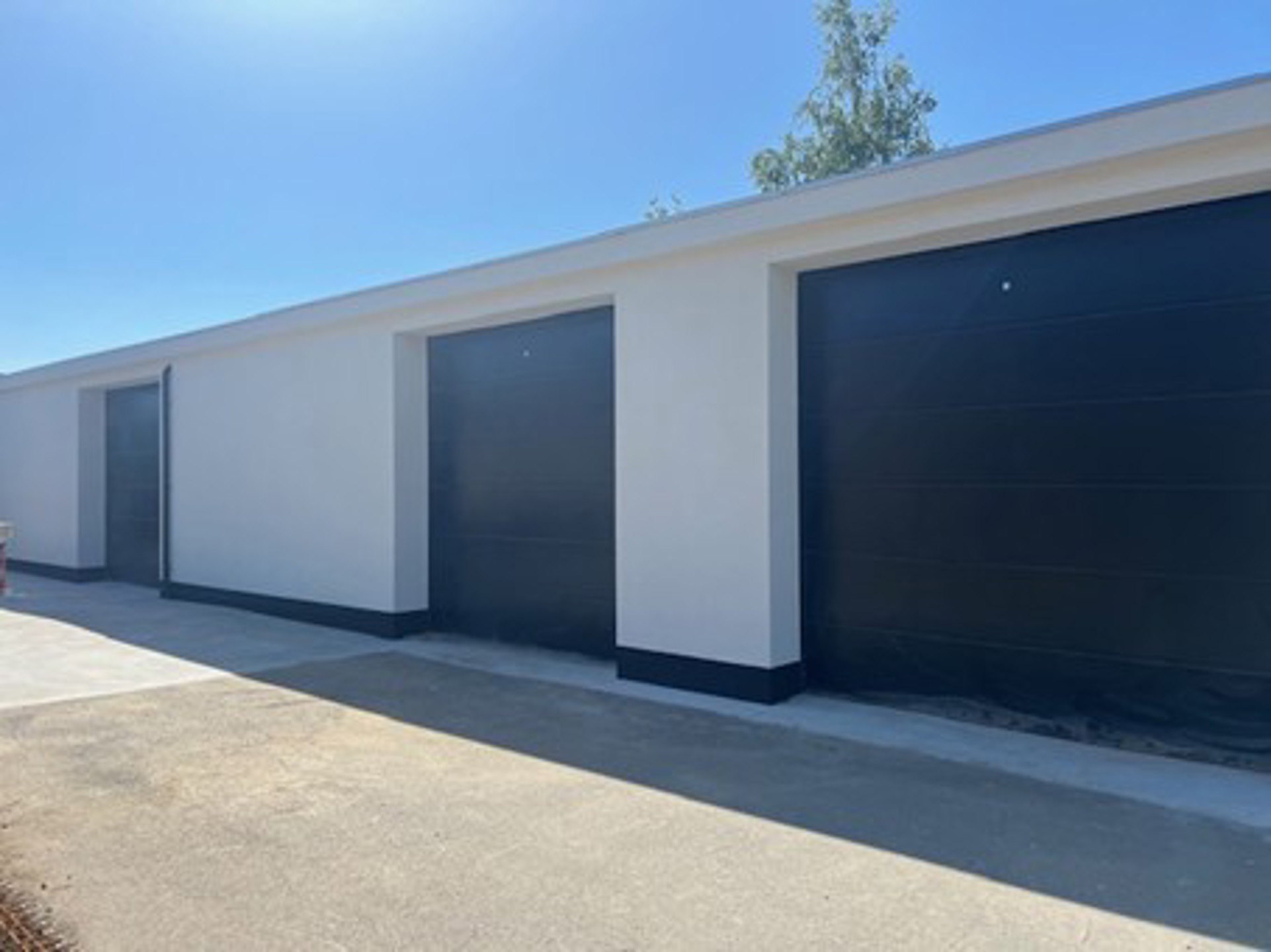 Volledig vernieuwd bedrijfsgebouw met kantoren en magazijnen - foto 2
