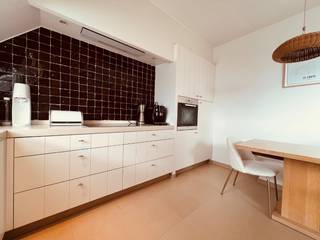 Dit charmante duplexappartement met 2 slaapkamers bevindt zich op een uitstekende locatie in het centrum van Knokke, vlakbij de restaurants en alle dagelijkse voorzieningen. Een ideale locatie voor wie graag alles binnen handbereik heeft.<br /><br />Via de inkomhal met vestiaire komt u terecht in de bijzonder lichtrijke woonkamer uitgevend op het zonnige terras met een adembenemend zicht. Dankzij de aangename lichtinval en de ruime oppervlakte vormt deze woonkamer een ideale plek om tot rust te komen. Aansluitend bevindt zich de volledig uitgeruste keuken met een gezellige ontbijthoek. Tevens is er een gastentoilet en een aparte berging.<br /><br />Op de bovenverdieping bevinden zich twee ruime slaapkamers, beide voorzien van ingebouwde kasten. Eén van de slaapkamers beschikt bovendien over een ensuite douchekamer. Verder is er op deze verdieping nog een aparte, ruime badkamer met wastafel.<br />In de ondergrond bevindt zich een aparte private kelder en een gemeenschappelijke fietsenberging.<br />De combinatie van de praktische indeling en de centrale ligging maakt dit appartement bijzonder aangenaam om in te wonen.<br /><br />Mogelijkheid om een ruime garagebox (175 €/maand) bij te huren in de residentie!<br />Vrij vanaf 01/12/2026<br /><br /> 