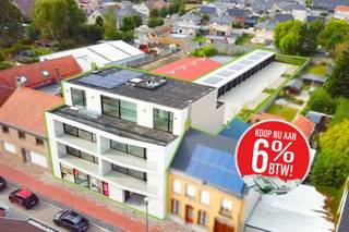 <span><span><strong>--- 21% BTW? DAT IS PASSÉ! KOOP NU AAN 6% BTW! ---<br />--- BESPAAR TIENDUIZENDEN EURO'S !!! ---</strong></span></span><br /><br /><span><span>In het centrum van Houthulst bevindt zich deze <strong>kleinschalige luxeresidentie</strong>. Deze bestaat uit <strong>6 prachtig afgewerkte appartementen</strong> en 1 handelsruimte. Het centrum van Houthulst ligt op wandelafstand van de residentie, evenals tal van winkels en handelszaken. Ook de school en het openbaar vervoer zijn gelegen op slechts enkele tientallen meters van dit nieuwbouwproject.<br /><br />Deze nieuwbouwappartementen beschikken over een <strong>high-end afwerking</strong> en hebben een <strong>oppervlakte die varieert van 106 m² tot 221 m²</strong>. Deze prachtige appartementen beschikken over <strong>2 of 3 slaapkamers</strong> en zijn voorzien van <strong>ruime, zongerichte terrassen</strong>. Deze terrassen zijn toegankelijk via de <strong>verzonken schuiframen</strong>, die zorgen voor een <strong>drempelloze overgang </strong>naar het terras. De terrassen zijn afgewerkt met een prachtige terrastegel, <strong>buitenverlichting van Wever &amp; Ducré</strong> en beschikken ook over een buitenberging.<br /><br />Bij de bouw van deze appartementen werd gekozen voor een high-end afwerking. Dit is te merken doorheen het gehele appartement. Zo werd er een <strong>ingebouwde vestiairekast</strong> voorzien en werden er overal <strong>gelakte binnendeuren</strong> geplaatst. Verder werd er qua vloer gekozen voor een <strong>combinatie van een zeer luxueuze Mosa vloer en parket</strong>.<br /><br />Qua technieken opteerde men voor zeer <strong>vooruitstrevende en kwalitatieve systemen</strong>. Zo zijn de appartementen voorzien van <strong>vloerverwarming</strong> en een <strong>domoticasysteem</strong>. Daarnaast werden er ook <strong>zonnepanelen</strong> voorzien voor elke kavel, waardoor het appartement niet alleen zeer exclusief is qua afwerking maar ook nog eens zeer energiezuinig.<br /><br />Aankoop aan het <strong>voordeel-tarief van 6% is mogelijk</strong>!</span></span><br /><br /><span><span><u>Indeling:</u> <br />Directe toegang vanuit de lift naar deze prachtige penthouse - inkom met ingebouwde vestiaire - apart gastentoilet met een handwasbakje - luxueus afgewerkte badkamer (10m²) voorzien van een ligbad, inloopdouche en een dubbele wastafel afgewerkt in Corian met spiegelkast - plaats voor uw wasmachine en droogkast - ruime en lichtrijke woonkamer (59 m²) met een aansluitende open keuken, die volledig ingericht is - 2 ruime slaapkamers (15m² - 12 m²) - 2 grote zongerichte terras (48 m² en 50 m²).<br /><br />Ruime garage met automatische, sectionale poort dient bijgekocht te worden bij het appartement (prijs op aanvraag). Alsook een ruime aparte berging (prijs op aanvraag).<br /><br /><u>Troeven:</u></span></span>
<ul>
	<li><span><span>Centrale ligging;</span></span></li>
	<li><span><span>ruime penthouse;</span></span></li>
	<li><span><span>luxueuze afwerking (badkamer, keuken, vloer, buitenverlichting, gelakte deuren);</span></span></li>
	<li><span><span>domotica;</span></span></li>
	<li><span><span>vloerverwarming ;</span></span></li>
	<li><span><span>zonnepanelen;</span></span></li>
	<li><span><span>2 zongerichte terrassen.</span></span></li>
</ul>
<span><span>Bent u op zoek naar een luxueus afgewerkte penthouse met 2 grote zongerichte terrassen? Dan is dit prachtige appartement zeker een bezoek waard!  <br />Contacteer ons snel voor een bezoek ter plaatse op het nummer 051 50 11 51 of mail naar diksmuide@diksimmo.be.</span></span>