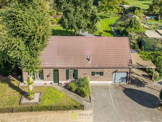 <strong>IDEALIS VASTGOED – KARAKTERISTIEKE INSTAPKLARE LANGGEVELHOEVE MET 5 SLAAPKAMERS, SFEERVOLLE LEEFRUIMTE EN AANSLUITEND VERANDA MET VOLZICHT OP DE PRACHTIGE TUIN EN ACHTERLIGGENDE WEILANDEN OP EEN PERCEEL VAN MAAR LIEFST 1,6 HECTARE (16.000M²)!! Deze karakteristieke hoeve uit 1904 omvat +- 231m² netto bewoonbare oppervlakte met een sfeervolle woonkamer die uitgeeft op de lichtrijke veranda, aansluitend een goed uitgeruste keuken voorzien van alle comfort, 5 slaapkamers waarvan één gelijkvloers en een badkamer voorzien van douche én dubbel badkamermeubel.. Deze langgevelhoeve biedt een unieke kans voor kandidaten op zoek naar een instapklare woning voorzien van alle comfort, ruimte en een prachtig aangelegde tuin met achterliggende weilanden.</strong><br /><br /><strong>LIGGING: </strong><br />Deze knappe hoeve is gelegen op een perceel van 1,6 hectare met een groene omgeving te Herent (Pelt), te midden van Peer, Hamont-Achel &amp; Bocholt. De achterliggende weides en knap aangelegde tuin bieden een oase van rust. Vanuit deze locatie is men op enkele minuten aan sportfaciliteiten, openbaar vervoer, horeca,…<br /><br /><strong>INDELING: </strong><br /><strong>Gelijkvloerse verdieping: </strong><br />– inkomhal met vestiaire – gelijkvloerse slaapkamer met inbouwkast – sfeervolle leefruimte met aansluitend heerlijke veranda met verzicht op de tuin en achterliggend weiland – moderne leefkeuken voorzien van alle comfort – badkamer voorzien van douche, dubbel badkamermeubel en toilet – achterinkom – wasplaats/technische ruimte – gastentoilet – inpandige garage met sectionale poort – kelder –<br /><br /><strong>1<sup>e</sup> verdieping: </strong><br />– nachthal/overloop – Slaapkamer 2 (momenteel ingericht als bureauruimte) – Slaapkamer 3 – slaapkamer 4 – slaapkamer 5 –<br /><br /><strong>Tuin en achterliggende weilanden: </strong><br />– volledig aangelegde bijzondere tuin met achterliggende weilanden – Tuin voorzien van paden, vijvers, ornamenten en een vrijstaand overdekt terras – achterliggend weiland voorzien van een paardenstalling – deel van de tuin momenteel ingericht met volières – Stroom- en watervoorziening tuin én weilanden – carport – <br /><br /><strong>EXTRA TROEVEN:</strong><br />- Bewoonbare oppervlakte van +- 231m²<br />- Uitzonderlijk perceel van 1,6 hectare volledig door groen omgeven<br />- Bouwjaar 1904<br />- Hoeve vanaf 2004 doorheen de jaren volledig gerenoveerd<br />- Nieuwe keuken 2024<br />- Verzorgd en instapklaar<br />- Gunstig EPC-label C<br />- 26 zonnepanelen<br />- Thuisbatterij<br />- Vloerverwarming<br />- Sfeerkachel in veranda<br />- Ramen voorzien van kunststofluiken<br />- Alarminstallatie<br />- Functionele indeling<br />- 5 ruime slaapkamers waarvan 1 gelijkvloers<br />- Verwarming op gas<br />- Prachtig aangelegde groene tuin met achterliggende weilanden en paardenstalling in een oase van rust!!<br />- Stroom- en watervoorziening tuin en weilanden!<br /><br /><strong>Stedenbouwkundige Inlichtingen:</strong><br />Bouwvergunning - Woongebied met landelijk karakter - Geen dagvaarding - Geen voorkooprecht – Geen verkavelingsvergunning<br /><br />EPC: 234kWh/m² <strong>met certificaatnummer:</strong> 20260504-0003853859-RES-1<br /><br /><strong>O-peil:</strong> niet overstromingsgevoelig gebied<br />P-score: A<br />G-score: A<br /><br /><strong>Benieuwd naar deze uitzonderlijke hoeve? Ons IDEALIS Team geeft U met plezier en steeds vrijblijvend de nodige informatie via e-mail , ter plaatse of op ons kantoor te Pelt.<br />Wenst U advies omtrent uw eigen woning? Graag plannen wij vrijblijvend met U een afspraak in om onze expertise met U te delen, steeds tot Uw dienst!!<br />Neem contact op met IDEALIS VASTGOED op 011/515 565 of mail naar info@idealisvastgoed.be!</strong><br /> 
