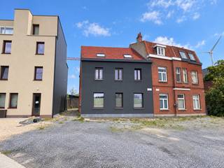 Aan het Terdonkplein in Doornzele, op de grens met Desteldonk aan het water, ligt deze verzorgde energiezuinige halfopen bebouwing op een perceel van 530 m². Dankzij de centrale ligging zijn de omliggende invalswegen vlot bereikbaar. Achter de woning strekt zich een natuur- en bosgebied uit met onder meer een speelbos en een centraal uitkijkpunt (koppelingsgebied).<br /><br />Binnenin de gerenoveerde woning geniet u van een aangename leefruimte, een recent vernieuwde keuken, een ruime badkamer en vier slaapkamers. De ruime tweede verdieping biedt de mogelijkheid tot het creëren van extra slaapkamers. Buiten vormen de tuin, de ruime oprit en het bijgebouw een mooie aanvulling. Er heerst ook een leuke vibe door de aanwezigheid van het kanaal aan de voorkant ! <br /><br />De troeven op een rij:<br />- Instapklare halfopen bebouwing in Doornzele/Desteldonk<br />- Perceel van 530 m² met aangename tuin<br />- Creëren van 5 slaapkamers mogelijk!<br />- Vernieuwd dak, HR beglazing en nieuwe gevels (+ isolatie)<br />- Zonnepanelen en centrale verwarming op aardgas !<br />- Garage + ruime oprit en voldoende parkeergelegenheid<br />- EPC: 106 kWh/(m² jaar) – label B, net geen A!<br />- Asbestveilig ! <br />- Elektrische installatie conform !<br />- Nieuwe leidingen !<br /><br />Een complete gezinswoning voor wie comfortabel wonen wil combineren met buitenruimte en heel wat praktische berg- en parkeermogelijkheden. Meer info of een bezoek? Bel WIJSvastgoed op +32 9 395 80 10 !