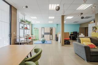 Cette propriété unique avec un espace de pratique, un atelier et de nombreux espaces de vie est située dans un emplacement central à vendre à Olsene, à proximité des principales routes d'accès. Cette maison dispose de 5 chambres, d'une salle de pratique, d'un studio et peut servir de maison pour kangourous.MISE EN PAGERez-de-chausséeSalle de pratique avec salle de bain - hall d'entrée - toilettes séparées - salon lumineux (cheminée à bois) avec salle à manger attenante - cuisine ouverte (four, micro-ondes, lave-vaisselle, cuisinière, hotte) - atelier (200 m²) - allée avec places de parking - beau jardin écologique - terrassePremier étageHall de nuit - cuisine ouverte - salle à manger - salon - chambre 1 - chambre 2 - buanderie - salle de bain (douche, lavabo, double vasque)Deuxième étageHall de nuit - chambre 3 - chambre 4 - chambre 5INFORMATIONS GÉNÉRALES- superficie 346m²- EPC favorable- électricité conforme - chauffage par radiateurs à gaz- construction arrière récente- volets- double vitrage partout- Disponible à partir du 01/05/2027Le bien est proposé selon la formule Pre-sale. Le 04/07/2026 entre 09:00 et 10:30, vous pouvez visiter le bien sur rendez-vous et faire une offre. Le prix affiché est un prix indicatif. Pour plus d'informations, veuillez contacter le responsable du dossier.Registre des mesures: non