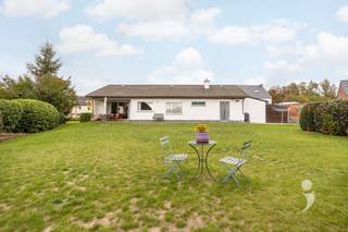 Ontdek deze charmante, op te frissen bungalow in Herent, gelegen op een mooi aangelegd en verzorgd perceel van meer dan 15 are.Deze ruime gevelwoning...