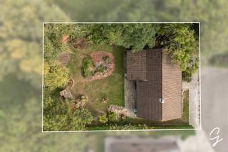 <p>Deze woning is gelegen in een rustige, doodlopende straat in Gijzegem, vlak naast een prachtig natuurdomein met tal van wandelwegen. Tegelijk geniet u van een vlotte verbinding richting Aalst en Dendermonde dankzij de nabijgelegen invalswegen.</p>
<p>Bij het betreden van de woning komt u binnen in de inkomhal met afzonderlijk gastentoilet. Vervolgens bereikt u de gezellige leefruimte met houtkachel vanwaar u een aangenaam zicht heeft op de tuin. Ook de keuken sluit hierop aan en kijkt uit op het groen.</p>
<p>Een belangrijk pluspunt is dat de woning perfect gelijkvloers bewoonbaar is. Op het gelijkvloers bevinden zich namelijk ook een slaapkamer en badkamer, waardoor de woning eveneens als bungalow kan worden gebruikt. Verder zijn er een praktische wasplaats en een inpandige garage aanwezig.</p>
<p>Via een vaste trap bereikt u de ruime zolderverdieping. Momenteel is hier één kamer ingericht, maar de beschikbare ruimte biedt heel wat mogelijkheden om bijkomende slaapkamers te creëren. Zo kan de woning zonder probleem worden ingericht als een volwaardige gezinswoning met minstens drie slaapkamers.</p>
<p>De woning is onderhevig aan de renovatieverplichting en biedt daardoor een mooie opportuniteit voor wie een woning volledig naar eigen smaak en hedendaagse normen wil brengen.</p>
<p>De absolute troef? De ligging.</p>
<p>Meer info? Een bezoek? Bel Jordi 0477/32.61.53</p>