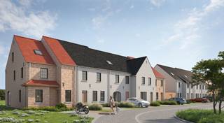 In het hart van de polders, op fietsafstand van de kust, bouwen we het nieuwe woonproject ’t Cleygoed. Hier woon je in een unieke, groene omgeving waar rust, veiligheid en ruimte centraal staan. Een verkeersluwe parkomgeving maakt van ’t Cleygoed de ideale plek om veilig te leven en op te groeien. Tegelijk ben je slechts een steenworp verwijderd van Oostende en Middelkerke, waardoor stad en natuur moeiteloos samenkomen.
Het project omvat 115 duurzame woningen, zorgvuldig ingepast in een aangelegde parktuin. De woningen worden gebouwd met oog voor kwaliteit en afwerking, waarbij kopers inspraak hebben in de materiaalkeuze. De woning op lot 96 beschikt over: een inkomhal, een toilet, een ruime woon- en eetkamer, een open keuken, 4 slaapkamers, 2 badkamers, veel bergruimte en een parkeerplaats.
’t Cleygoed is ontworpen met duurzaamheid in gedachten. Alle woningen zijn voorzien van een warmtepomp in combinatie met vloerverwarming en zonnepanelen, wat resulteert in een E-peil van 10. Dit betekent niet alleen een comfortabele en milieuvriendelijke woning, maar ook een lage energiefactuur.
De eerste fase van het project omvat 21 woningen en is nu te koop. Wil je meer weten over de mogelijkheden? Neem contact met ons voor meer info of een vrijblijvende afspraak.