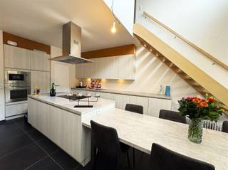 <p><span>*** QUICK SALE VANAF 385.000 EUR * </span></p><p><span>HALF OPEN WONING IN RUSTIGE BUURT NABIJ HET CENTRUM</span></p><p><span> </span></p><p><span>Deze topper pakt uit met zalig veel woonruimte, alle modern comfort en een uitzonderlijke lichtinval. Hartelijk welkom in deze recente gezinswoning.  <br /><br />De inkom voorziet in een handige vestiaire kast en een apart toilet. De leefruimte met sublieme keuken, eethoek en zithoek is opgevat als één groot geheel, het optrekken van het plafond zorgt er voor een opmerkelijk open gevoel de grote glaspartijen voor een aangenaam tuincontact.</span></p><p><span>Het eerste verdiep voorziet in een open bureau- of speelhoek, 1 grote slaapkamer met goed voorziene dressing en een grote badkamer met alle comfort. Een tweede trap leidt naar de zolderverdieping met 3 mooie slaapkamers waarvan eentje extra large afmetingen meekreeg, ideaal als tiener/hobbykamer.</span></p><p><span> </span></p><p><span>De buitenruimte krijgt heel veel zon, een groot terras en groene tuin zorgen er voor heel wat beleving.  Er is een zij ingang en achteraan is er een ruime carport voor auto en fietsen. Met twee aparte bergingruimtes, een wasruimte, een zolder met uitklaptrap en een tuinberging vindt alles vlot zijn plaats.</span></p><p><span> </span></p><p><span>Een kwaliteitsvolle invulling wordt er aangevuld met heel wat extra's, vloerverwarming, zonnepanelen (met certificaten!!), thuisbatterij, zonnescreens, zonneluifel, airco,...</span></p><p><span> </span></p><p><span> </span></p><p><span>RECENTE NIEUWBOUW<br />EPC A: VLOERVERWARMING/THUISBATTERIJ/ZONNEPANELEN<br />RUIME BEWOONBARE OPPERVLAKTE <br />4 SLAAPKAMERS + BUREAU</span></p><p><span> </span></p><p><span>Alle info, plannen en attesten: <span>https://wagenmakersstraat2e.be/</span></span></p><p><span> </span></p>