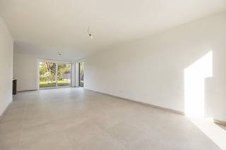 <p><strong>De Nachtegaal – Landelijk en energiezuinig wonen in Mol-Millegem</strong></p>
<p>Ontdek De Nachtegaal, een kleinschalig nieuwbouwproject met vier woningen in de Nachtegaalstraat in Mol-Millegem. De woningen combineren een landelijke uitstraling met hedendaags wooncomfort. De tijdloze architectuur en verzorgde afwerking zorgen voor een warm en uitnodigend geheel. Dankzij de ligging in een rustige woonwijk, nabij het centrum van Mol, geniet u hier van een aangename woonomgeving met alle dagelijkse voorzieningen binnen handbereik.</p>
<p><strong>Lot 4 - Nachtegaalstraat 21 </strong></p>
De modelwoning is reeds afgewerkt en biedt u de mogelijkheid om vanaf het verlijden van de notariële akte uw intrek te nemen. Met een bewoonbare oppervlakte van 177m² geniet u van een praktische indeling, een mooie afwerking en hedendaags wooncomfort. <br /><br />Op het gelijkvloers vindt u een inkomhal met gastentoilet, een lichtrijke leefruimte met open keuken en aansluitend een praktische berging. Verder telt de eerste verdieping drie slaapkamers, een badkamer en een afzonderlijk toilet. De ruimte zolderverdieping biedt bovendien de mogelijkheid om een vierde slaapkamer of hobbyruimte te creëren. <br /><br />Troeven van deze woning:<br />- halfopen nieuwbouwwoning <br />- afgewerkte modelwoning, beschikbaar vanaf het verlijden van de akte <br />- drie slaapkamers, met mogelijkheid tot een vierde slaapkamer<br />- aangename tuin <br />- energiezuinig dankzij: warmtepomp, vloerverwarming en zonnepanelen <br />- mogelijkheid tot aankoop aan het verlaagde btw-tarief van 6%, mits voldaan aan de wettelijke voorwaarden