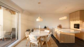 In het kleinschalige nieuwbouwproject Sluiskapelle, gelegen in de Sluisstraat in Westkapelle en opgeleverd in 2025, bevindt zich dit verzorgde éénslaapkamerappartement op de tweede verdieping.<br /><br />Een appartement dat onmiddellijk opvalt door zijn rust, zijn doordachte afwerking en het uitgestrekte zicht over het groen, met de kerk aan het begin van de Lippenslaan als blikvanger op de achtergrond.<br /><br />Bij het binnenkomen verwelkomt een ruime inkomhal die toegang geeft tot de leefruimte, het hart van het appartement. De parkettegel, esthetisch mooi en bijzonder onderhoudsvriendelijk, loopt naadloos door en zorgt voor een warme, doorlopende sfeer. Het kleurpalet leunt aan tegen een lichte bohemian inrichting: zacht, sereen en uitnodigend.<br /><br />De open keuken werd geleverd door Kaster Keukens en is van uitzonderlijke kwaliteit, zowel qua afwerking als toestellen. Een keuken die meteen toont wat het volledige appartement kenmerkt: aandacht voor detail tot in de kleinste hoek.<br /><br />De leefruimte geeft uit op een aangenaam terras met namiddag- en vroege avondzon, dat zich tot in de nok van het gebouw uitstrekt en uitkijkt tussen het groen. Het is precies daar dat het bijzondere karakter van dit appartement het meest tot zijn recht komt: de rust. Een rust die je in het centrum van Knokke-Heist zelden vindt, maar die hier als natuurlijk aanvoelt.<br /><br />De slaapkamer biedt voldoende ruimte, met directe toegang tot een douchekamer. Een aparte technische berging met wasmachine-droogkastcombinatie en een gastentoilet zorgen voor praktisch wooncomfort.<br /><br />Onder de oppervlakte zit het appartement technisch op nieuwbouwniveau anno 2025. Een lucht-water warmtepomp staat in voor de verwarming via vloerverwarming, een ventilatiesysteem C en eigen zonnepanelen op het dak resulteren in een zeer gunstige EPC-score label A. Dat betekent wonen met minimale energiekosten.<br /><br />Een ruime garagebox in het gebouw (één van de grotere binnen de residentie) kan optioneel mee aangekocht worden voor € 65.000.<br /><br />Voor wie als jonge starter aan 2% registratierechten zijn eerste eigen woning zoekt, voor wie aan een tweede verblijf denkt op een rustige ligging nabij de kust, of voor een investeerder die een instapklaar verhuurpand zoekt met onmiddellijk rendement, dit appartement combineert alle scenario's in één!<br /><br />Verkoop onder registratierechten. Een bezoek inplannen kan via ons kantoor,<strong> 0471 22 68 18</strong> of <strong>info@immonano.be</strong>.