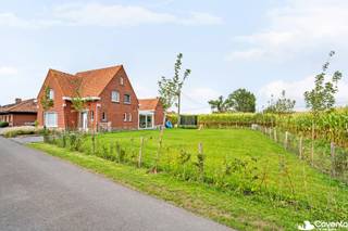 <p><strong>Landelijke woning </strong>op 960 m² met prachtig vergezicht.<br /><br />Deze charmante gezinswoning, gelegen in de Vijf Eikenstraat 5 te Oostrozebeke, bevindt zich op een <strong>ruim perceel van 960 m²</strong> en geniet van een rustige, landelijke ligging met open verzicht.<br /><br />De <strong>woning </strong>omvat een inkomhal met trap, een gezellige <strong>woonkamer</strong>, keuken met ontbijthoek en kelder, veranda, vernieuwde badkamer, berging en wasplaats. Op de verdieping bevinden zich een nachthal en <strong>drie volwaardige slaapkamers.</strong><br /><br />Buiten biedt de woning een ruime tuin met terras en een <strong>prachtig landelijk uitzicht</strong>. Daarnaast zijn er een garage en een ruime oprit aanwezig.<br /><br />Mogelijkheid tot bijkopen extra perceel grond.<br /><br /><u>Troeven</u><br />+ 960m² grondopp, 200m² woonopp.<br />+ Landelijke rustige ligging;<br />+ 3 slaapkamers - badkamer;<br />+ Diverse mogelijkheden;<br />+ Instapklaar;<br />Geen renovatieplicht (EPC label D).<br /><br />Een uitstekende opportuniteit voor wie op zoek is naar ruimte, rust en landelijk wonen in Oostrozebeke.<br /><br />Benieuwd naar dit pand of een andere eigendom? www.coventa.be – 051 222 051</p>