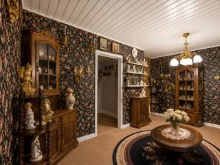 Ligging<br /><br /><br />Topligging in Ledeberg nabij Gent en Merelbeke<br /><br />Deze uitstekend gelegen woning in Ledeberg biedt een vlotte verbinding met het centrum van Gent én Merelbeke. Geniet van een rustige woonomgeving met alle voorzieningen op wandelafstand: supermarkten, lokale winkels, scholen, gezellige restaurants en sportfaciliteiten.<br /><br />Dankzij de directe aansluiting op de E40 en E17 bent u bovendien snel onderweg naar andere steden. Een ideale locatie voor wie comfortabel en centraal wil wonen in de regio Gent!<br /><br />Beschrijving<br /><br />Bij het betreden van deze volledig te renoveren woning komt u in de voorplaats, die naadloos overgaat in een leefruimte met salon. Aansluitend bevinden zich de keuken en de eetplaats, wat tal van mogelijkheden biedt om een open en lichtrijke woonomgeving te creëren.<br />Op de eerste verdieping vindt u twee ruime slaapkamers, ideaal voor wie op zoek is naar een gezinswoning of een interessante investering met potentieel.<br /><br />Voor inlichtingen en/of bezoek, bel Arthur 0473/90.90.94