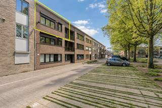 <h2><span>KIJKDAG | Kom op zaterdag 10 oktober vrijblijvend een kijkje nemen, welkom tussen 10u30 en 12u.<br /><br />Ruim en lichtrijk appartement met 2 slaapkamers op een rustige ligging</span></h2>
<p><span>Dit verzorgde appartement geniet van een aangename ligging tegenover een pleintje en combineert een praktische indeling met een comfortabel woongevoel. Dankzij de doordachte inrichting en de veelzijdige ruimtes is dit de ideale woonst voor zowel starters, gezinnen als investeerders.</span></p>
<p><span>Via de inkomhal bereik je vlot alle ruimtes van het appartement. De woning beschikt over twee volwaardige slaapkamers, een badkamer, een apart gastentoilet, een technische ruimte en een extra polyvalente kamer die volledig naar eigen behoefte kan worden ingericht. Deze ruimte leent zich perfect als bureau, dressing, hobbyruimte, speelkamer of extra berging.</span></p>
<p><span>De leefruimte vormt het hart van het appartement en biedt een aangename, open woonbeleving. De woonkamer sluit naadloos aan op de keuken, wat zorgt voor een ruimtelijk gevoel en een gezellige sfeer. Dankzij de grote raampartijen geniet de leefruimte bovendien van veel natuurlijk licht.</span></p>
<p><span>De rustige ligging tegenover een pleintje draagt bij aan het aangename wooncomfort en creëert een open uitzicht vanuit het appartement.</span></p>
<p><span>Een extra troef is de private parkeerplaats die inbegrepen is in de verkoopprijs. Zo geniet je steeds van een vaste parkeerplek vlak bij het appartement.</span></p>
<p><span>Een instapklaar appartement dat ruimte, comfort en flexibiliteit combineert op een aangename locatie. Contacteer ons voor meer informatie of een bezoek ter plaatse.</span></p>