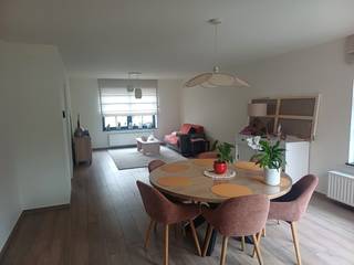 Nieuwbouw instapklare gezinswoning met 3 slaapkamers op een zeer gunstige ligging. De woning is voorzien van een ruime inkomhal, woonkamer, keuken, berging, achterinkom met apart toilet. Trap naar boven, 2 ruime slaapkamers, badkamer (bad/douche/dubbele wastafel/toilet). Trap naar boven, overloop, slaapkamer 3 en technische ruimte. Carport voorzien. Volledig beklinkerd. Omheinde tuin met tuinhuis op. Voor meer info contacteer ons via info@vastgoedfransen.be.