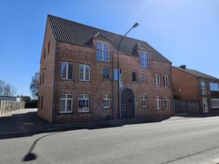 In het hart van Vlimmeren bevindt zich dit aangename en energiezuinige gelijkvloers appartement. Via de ruime inkomhal met gastentoilet kom je in...