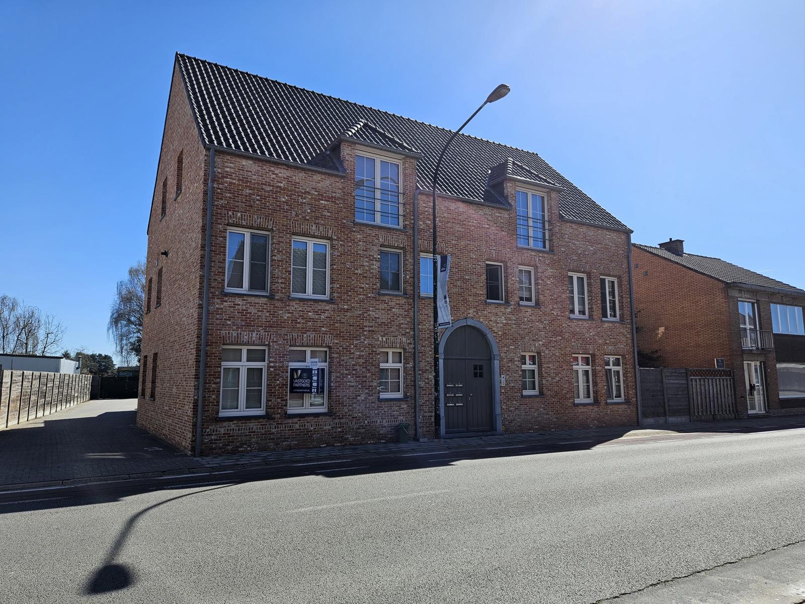 Ruim gelijkvloers appartement met terras en garage - foto 1