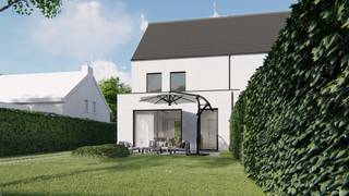 <p>Deze nieuwbouwwoning in Kessel wordt opgetrokken volgens de traditionele bouwmethode, gecombineerd met de meest actuele isolatienormen. Dat maakt ze bijzonder energiezuinig en helemaal klaar voor de toekomst.<br /><br />Op het gelijkvloers vind je een praktische inkomhal met gastentoilet, een ruime leefruimte met open keuken en een handige berging. De eerste verdieping biedt drie slaapkamers, waarvan één met aansluitende dressing, en een badkamer met toilet. De zolderverdieping is bereikbaar via een vaste trap en kan naar wens worden ingericht als extra slaapkamer, bureau of hobbyruimte.<br />verder is bij deze woning een dubbele garage inbegrepen.<br />De woning wordt casco winddicht opgeleverd (ruwbouw, dakwerken, ramen en deuren). Je geniet dus nog de vrijheid in materiaalkeuze en de persoonlijke inrichting. De prijs voor deze cascowoning bedraagt €450720 euro. = Grond + woning + btw + registratie.<br /><br />Wonen in Kessel<br />Kessel is een gezellig en groen dorp, gekend om zijn rustige woonstraten en het prachtige natuurgebied Kesselse Heide, ideaal voor wandel- en fietstochten met het gezin. Dankzij het station Kessel op wandelafstand heb je een vlotte verbinding naar Lier, Antwerpen en Herentals, terwijl scholen, winkels en sportfaciliteiten allemaal dichtbij liggen. Zo combineer je het comfort van een rustige woonomgeving met een uitstekende bereikbaarheid en alle voorzieningen binnen handbereik.<br /><br />Betrouwbare bouwpartner<br /><br />Dit project wordt met passie ontwikkeld door een ervaren bouwbedrijf dat al meer dan 20 jaar gezinnen helpt hun woondromen waar te maken. Een hecht team van vakmensen staat garant voor meer dan enkel bouwen: zij creëren een plek waar je je meteen thuis voelt.<br />Elke woning wordt gerealiseerd met duurzame materialen en volgens de hoogste kwaliteitsstandaarden, met oog voor comfort en leefbaarheid. Dankzij de persoonlijke begeleiding en zorgvuldige opvolging van het hele traject kan je met een gerust hart uitkijken naar een woning die perfect aansluit bij jouw gezin.<br /><br /></p>
<p>📩 Meer info of een afspraak inplannen? Neem gerust contact met ons op! Domestic makelaars 014 610386</p>
<p></p>